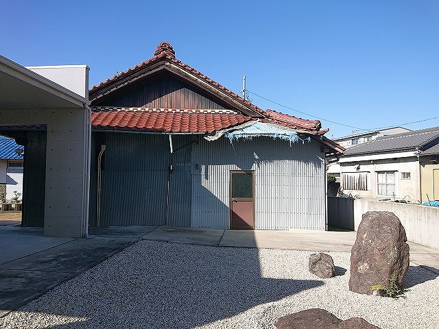 可児市で屋根葺き直し調査、瓦のずれと軒先下地の傷み、トタン外壁の赤錆を現地確認